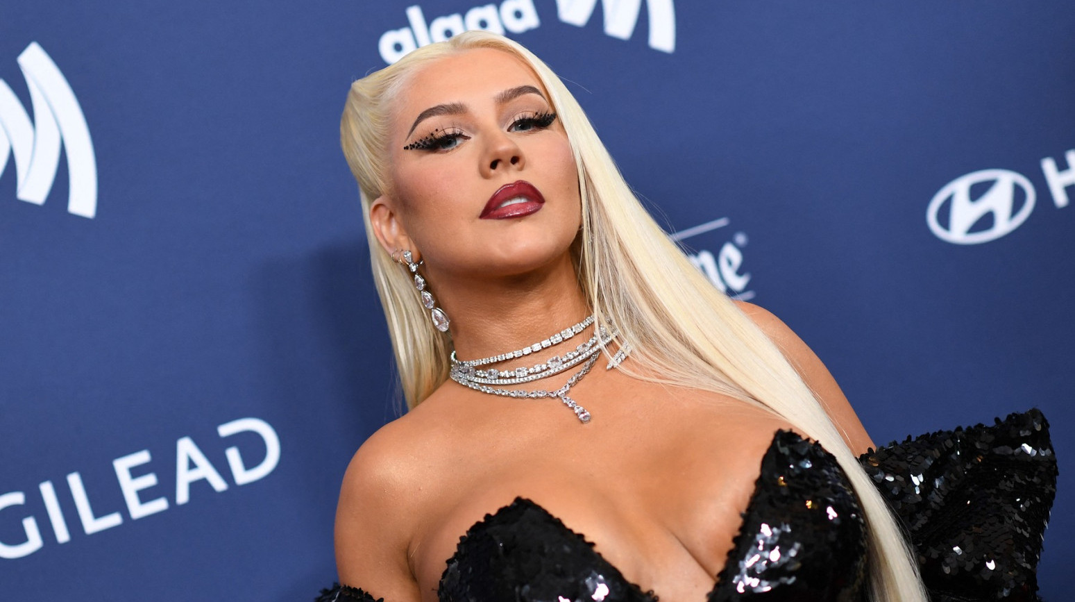 "Skinula" 20 kilograma i zavodi na svakom koraku: Pevačica "gori" u uskoj haljini FOTO