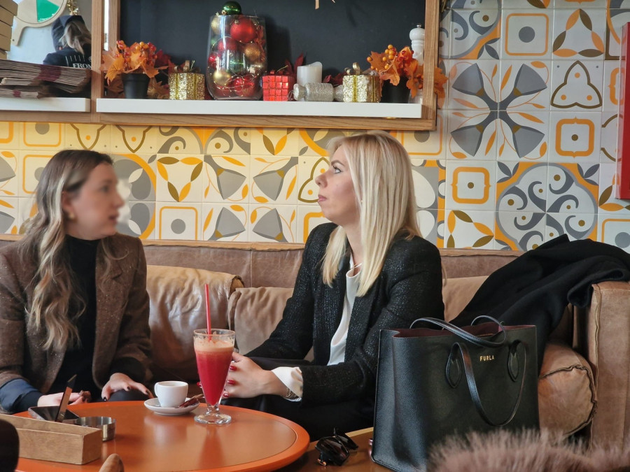 Kandidatkinja za VST ispija kafu i sok od cvekle dok njene kolege rade i glasaju FOTO