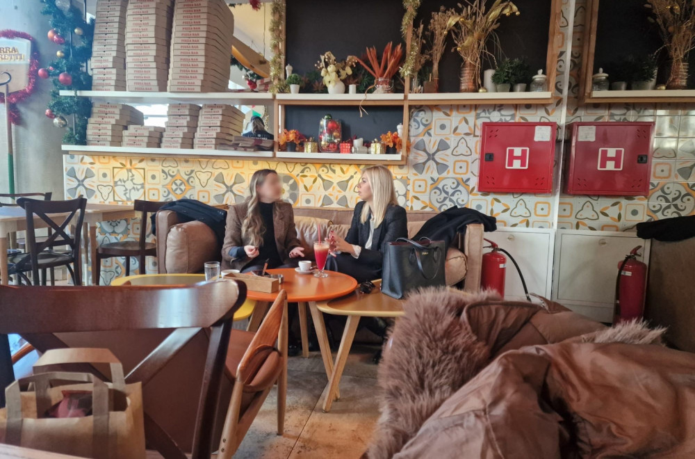 Kandidatkinja za VST ispija kafu i sok od cvekle dok njene kolege rade i glasaju FOTO