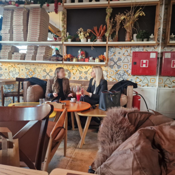 Kandidatkinja za VST ispija kafu i sok od cvekle dok njene kolege rade i glasaju FOTO