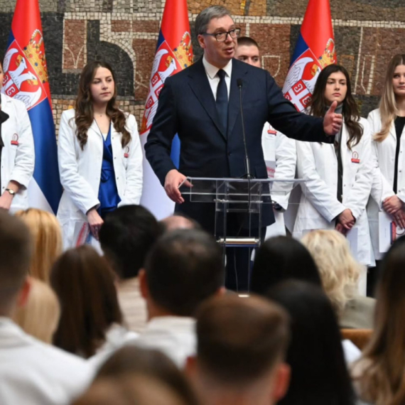 Vučić: Država će nastaviti da povećava plate zdravstvenim radnicima