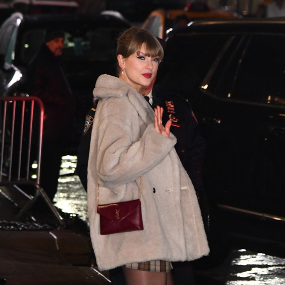 Konačno je jasno zašto nosi široku garderobu: Najpopularnija pevačica na svetu je trudna? FOTO