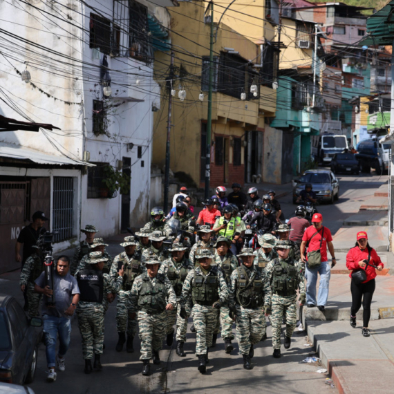 Očajnički potez: Civilima se deli oružje VIDEO