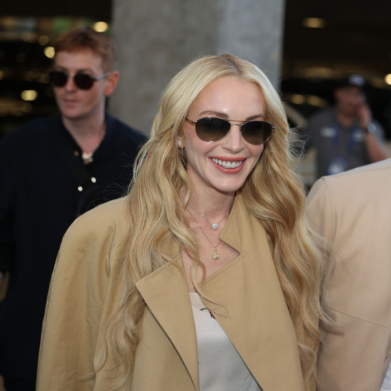 Nije odolela najvećem trendu: Lindzi Lohan oduševila okićenom jelkom FOTO