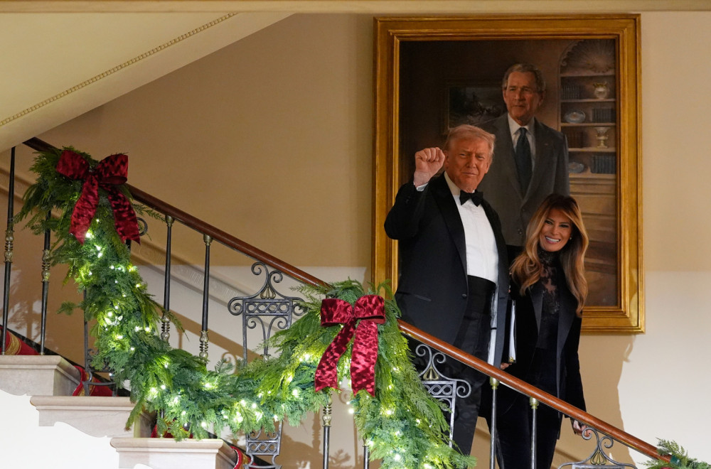 Ništa ukrasi, jelka, pa čak ni Melanija, svi pitaju samo jedno: Božićni portret izazvao pometnju FOTO