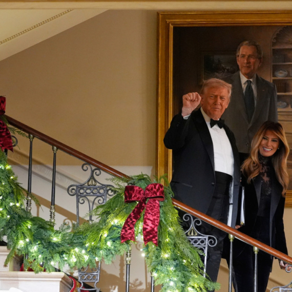 Ništa ukrasi, jelka, pa čak ni Melanija, svi pitaju samo jedno: Božićni portret izazvao pometnju FOTO