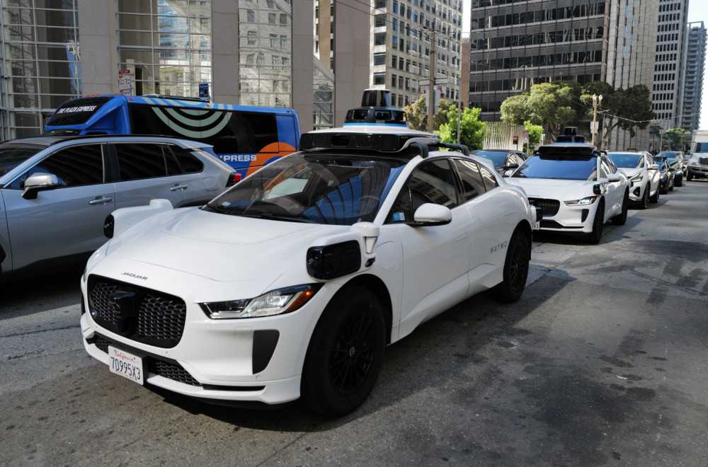 Nestanak struje u gradu doveo do potpunog kolapsa robotaksija VIDEO