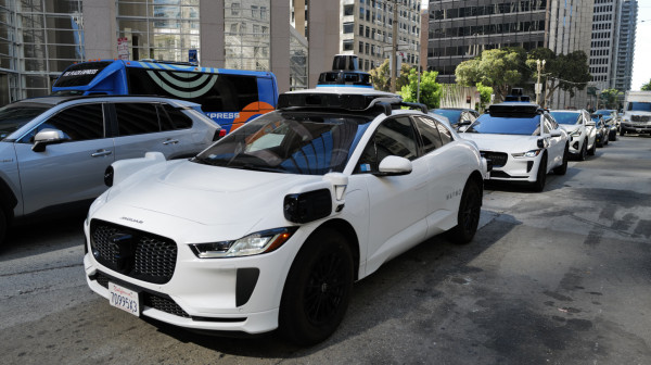 Nestanak struje u gradu doveo do potpunog kolapsa robotaksija VIDEO