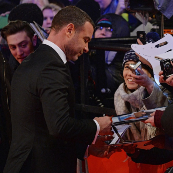 Slavni glumac se skinuo i pokazao savršenu formu: A samo što je izašao iz bolnice FOTO