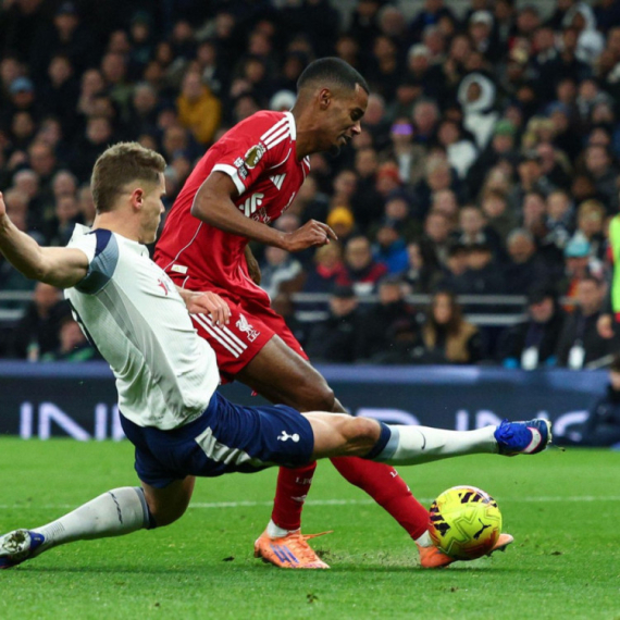 Trener brani Van de Vena: "Isak je stavio nogu ravno" VIDEO