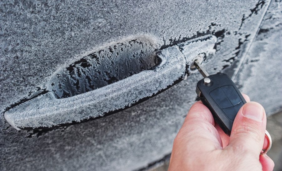 Zamrznuta vrata na automobilu? Evo kako da ih otvorite bez oštećenja