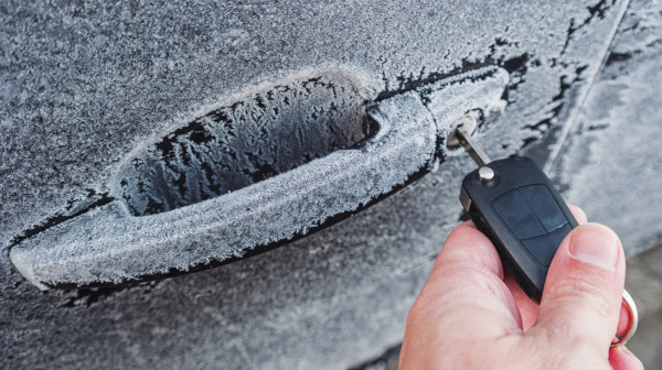 Ni slučajno ne povlačite zaleđenu bravu! Mehaničar otkriva šta da radite kad auto zaledi