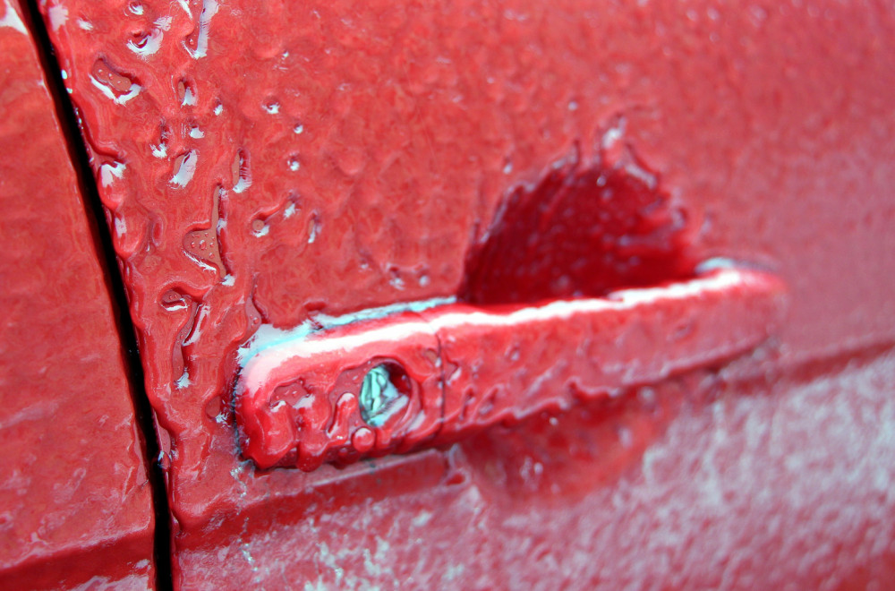 Zamrznuta vrata na automobilu? Evo kako da ih otvorite bez oštećenja