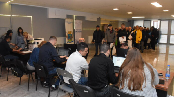 Vučić saopštio najnovije brojke: Pristiglo 501.597 prijava za legalizaciju