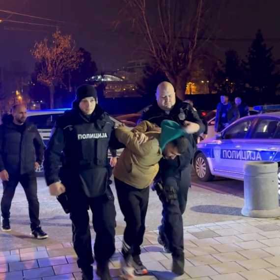 Policajac priveden, sumnjiči se da je pomagao blokaderu: Došao na proteste, ukrao tri kilograma zlata