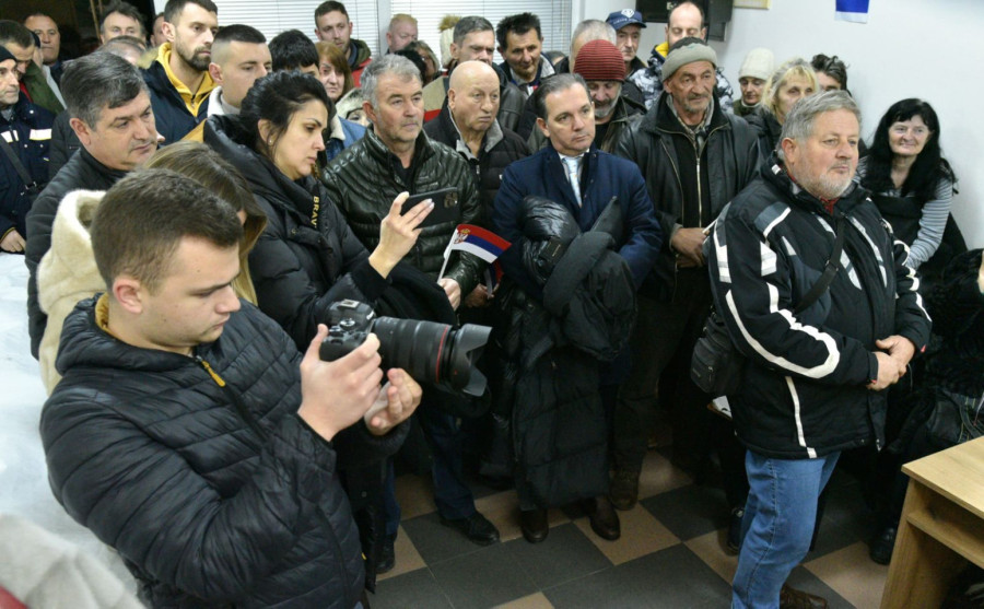 Petković sa raseljenima: Od presudnog značaja da Srpska lista osvoji 10 mandata garantovanih Srbima FOTO