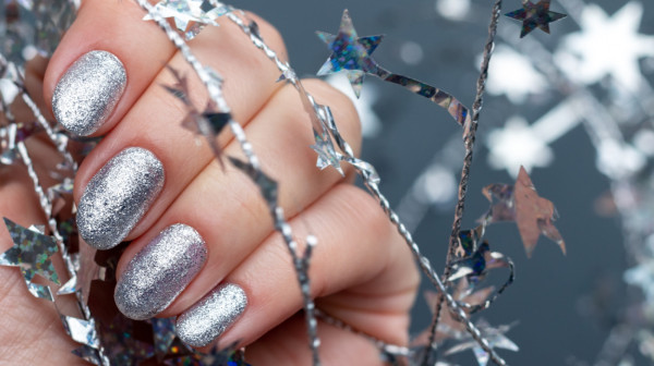 Zašto je srebrni manikir idealan izbor za praznične dane? FOTO