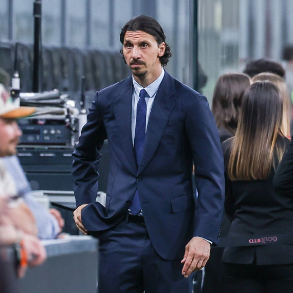 Niko nije u top formi kao on: Skinuo se i pokazao šta ume VIDEO