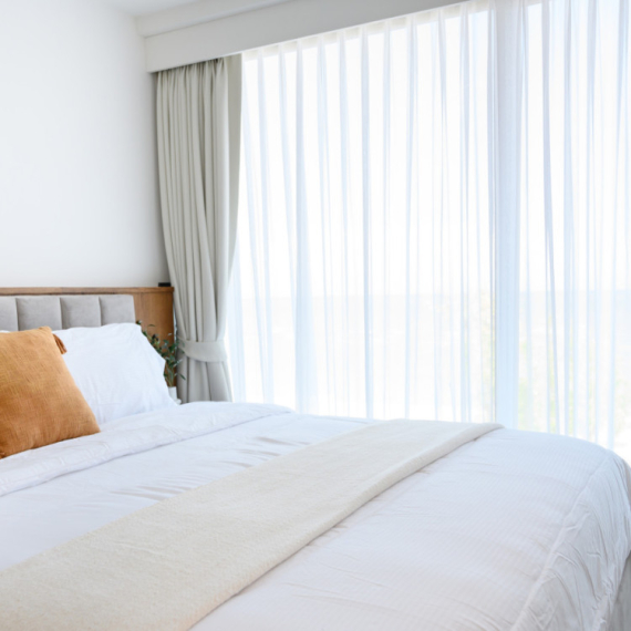 Blistavo bele zavese u tren oka: Prirodni sastojak uklanja i najveće sivilo