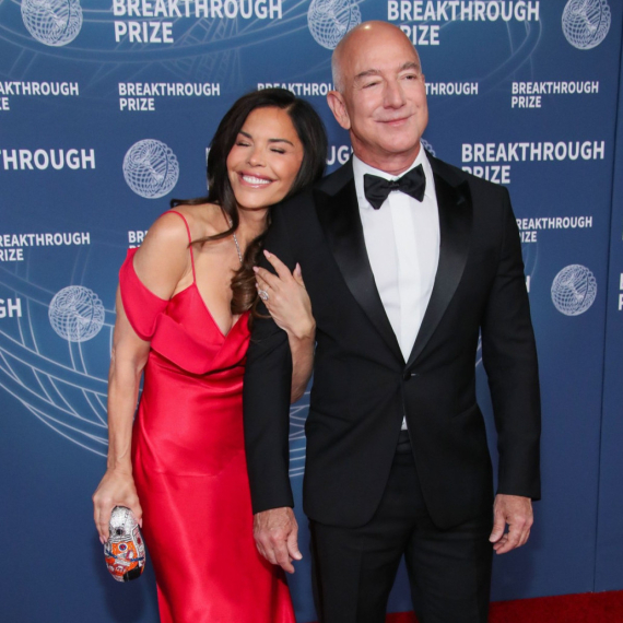 Dok čvrsto drži milijardera za ruku, novcem ipak ne može da kupi stil FOTO