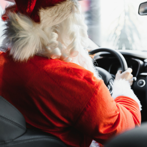 Deda Mraz zaustavljen zbog prebrze vožnje: Priznao da nosi i nešto više od poklona VIDEO