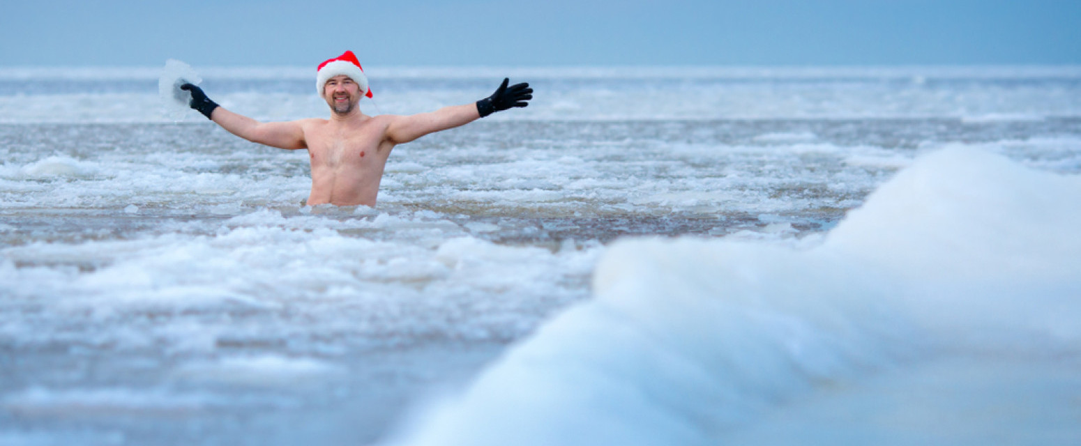 U Berlinu održano božićno kupanje u ledenom jezeru VIDEO