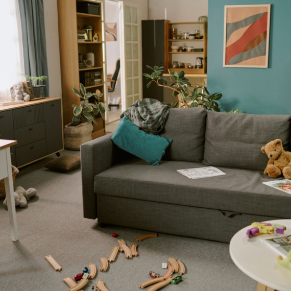 Genijalni načini kako da sakrijete nered pre dolaska gostiju – budite lukavi