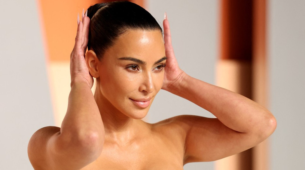 Po svaku cenu mora da pokaže grudi – čak i za praznike FOTO