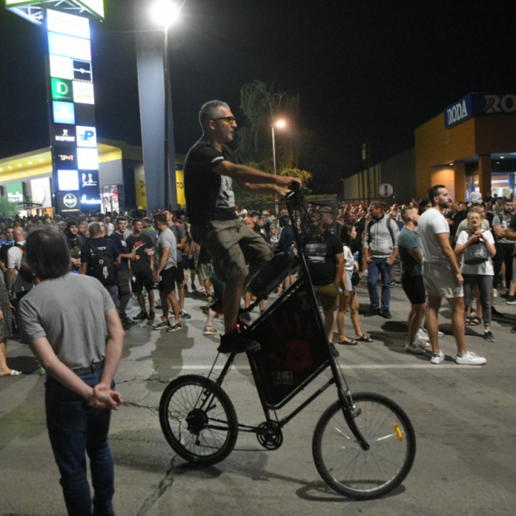 Blokaderi "provaljeni"; Građani sve više razočarani; "Uplašeni ljudi i bicikl diplomatija" VIDEO/FOTO