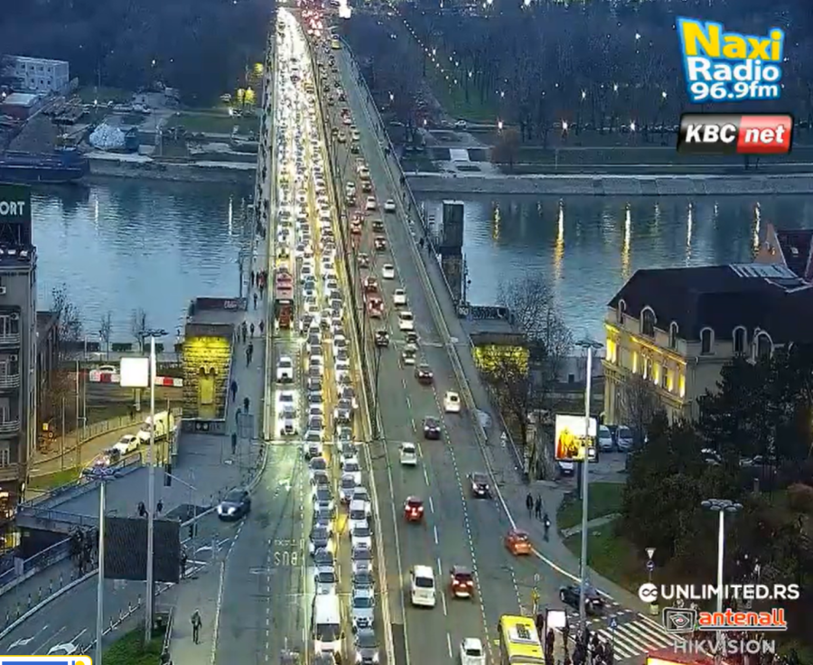 Praznična gužva već paralisala Beograd; Vozila mile preko mostova FOTO