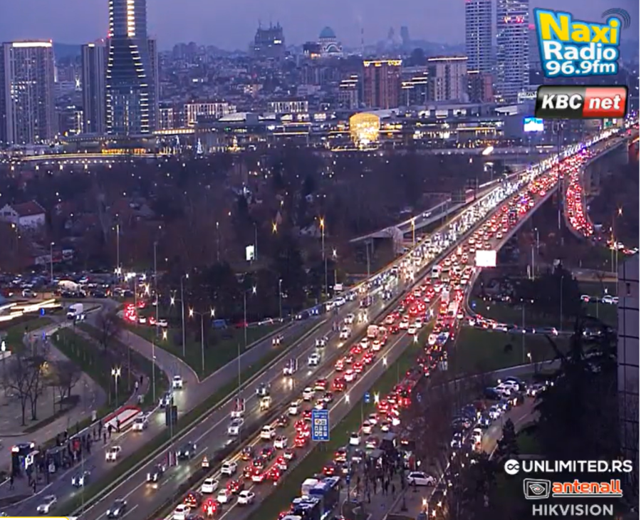 Praznična gužva već paralisala Beograd; Vozila mile preko mostova FOTO