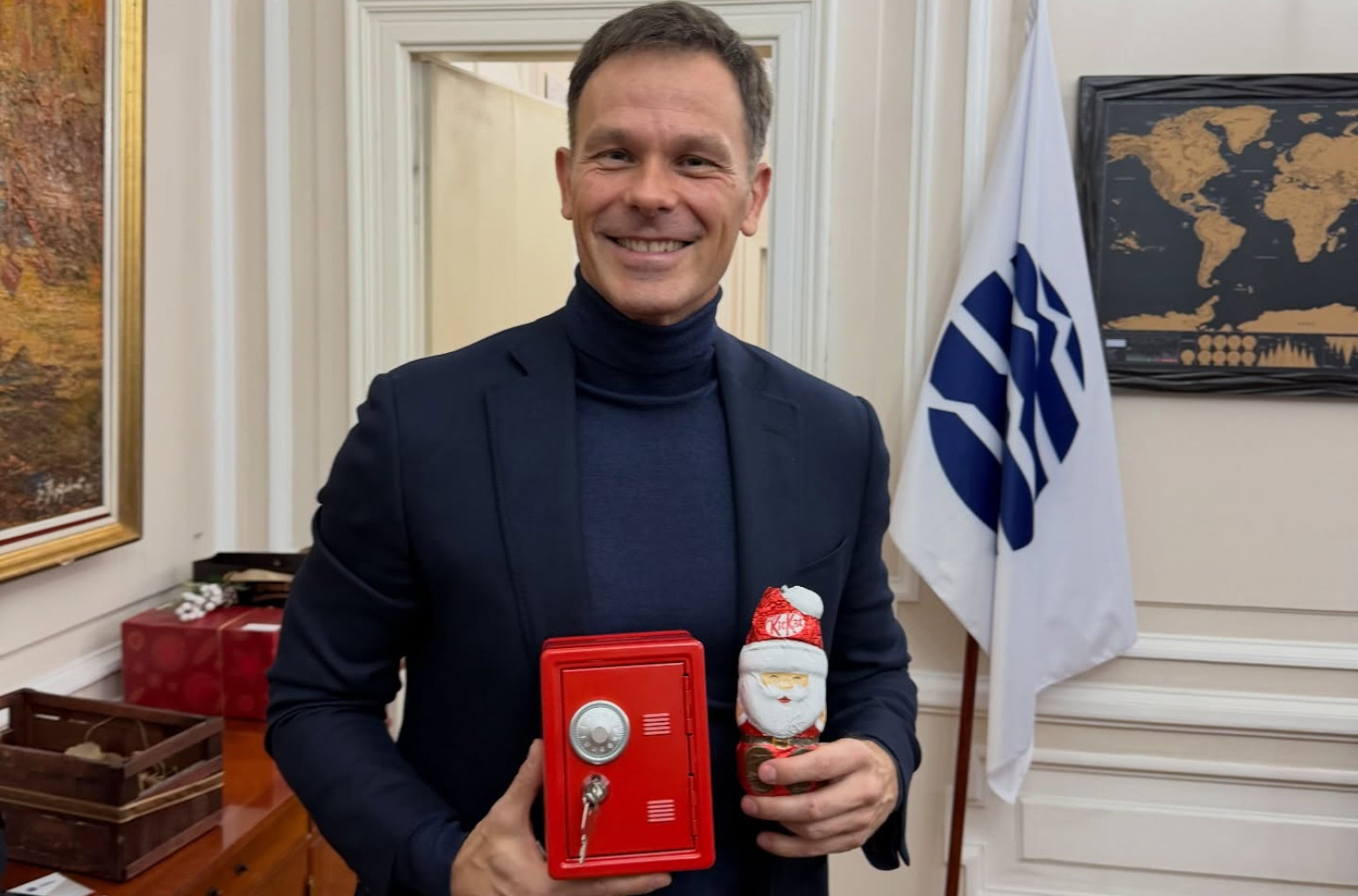 Secret Santa u Ministarstvu finansija; Mali: Hvala, Vuče! Pravi poklon za ministra finansija! FOTO