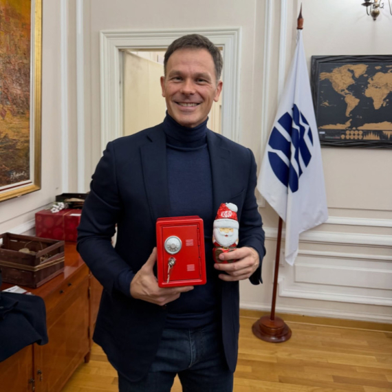 Secret Santa u Ministarstvu finansija; Mali: Hvala, Vuče! Pravi poklon za ministra finansija! FOTO