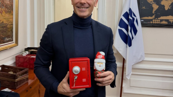 Secret Santa u Ministarstvu finansija; Mali: Hvala, Vuče! Pravi poklon za ministra finansija! FOTO