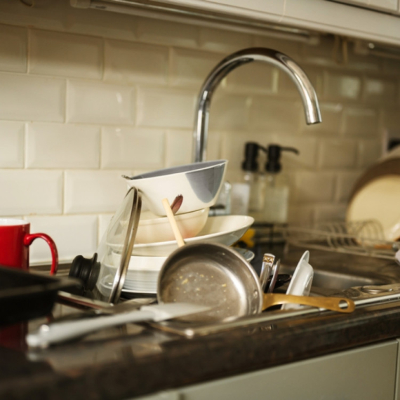 Profesionalna čistačica otkriva jedan jeftin sastojak koji uklanja sve – od masnoće do kamenca