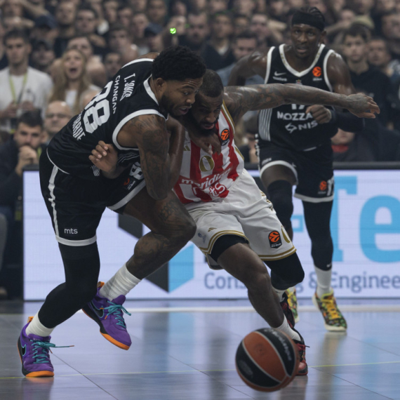 Zvezda u zoni plej-ina, Partizan zakovan za dno