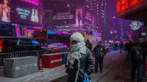 Zavejani su; Proglašeno vanredno stanje, hiljade letova otkazano FOTO/VIDEO