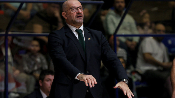 Trener COL posle Zvezde: "Dva igrača mi povraćala tokom meča"