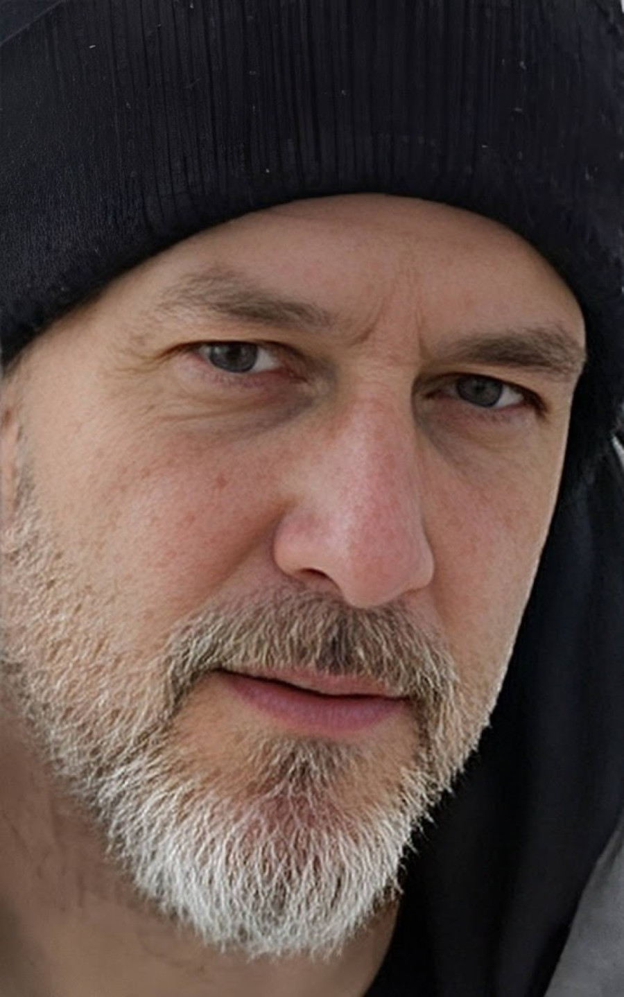 Policija blokirala deo ulice: U ovoj kući je sinoć viđen muškarac koji je nožem napao ženu