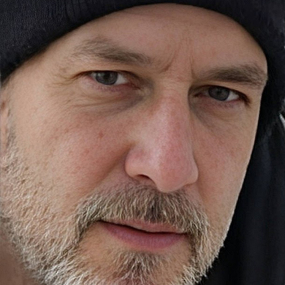 Policija blokirala deo ulice: U ovoj kući je sinoć viđen muškarac koji je nožem napao ženu