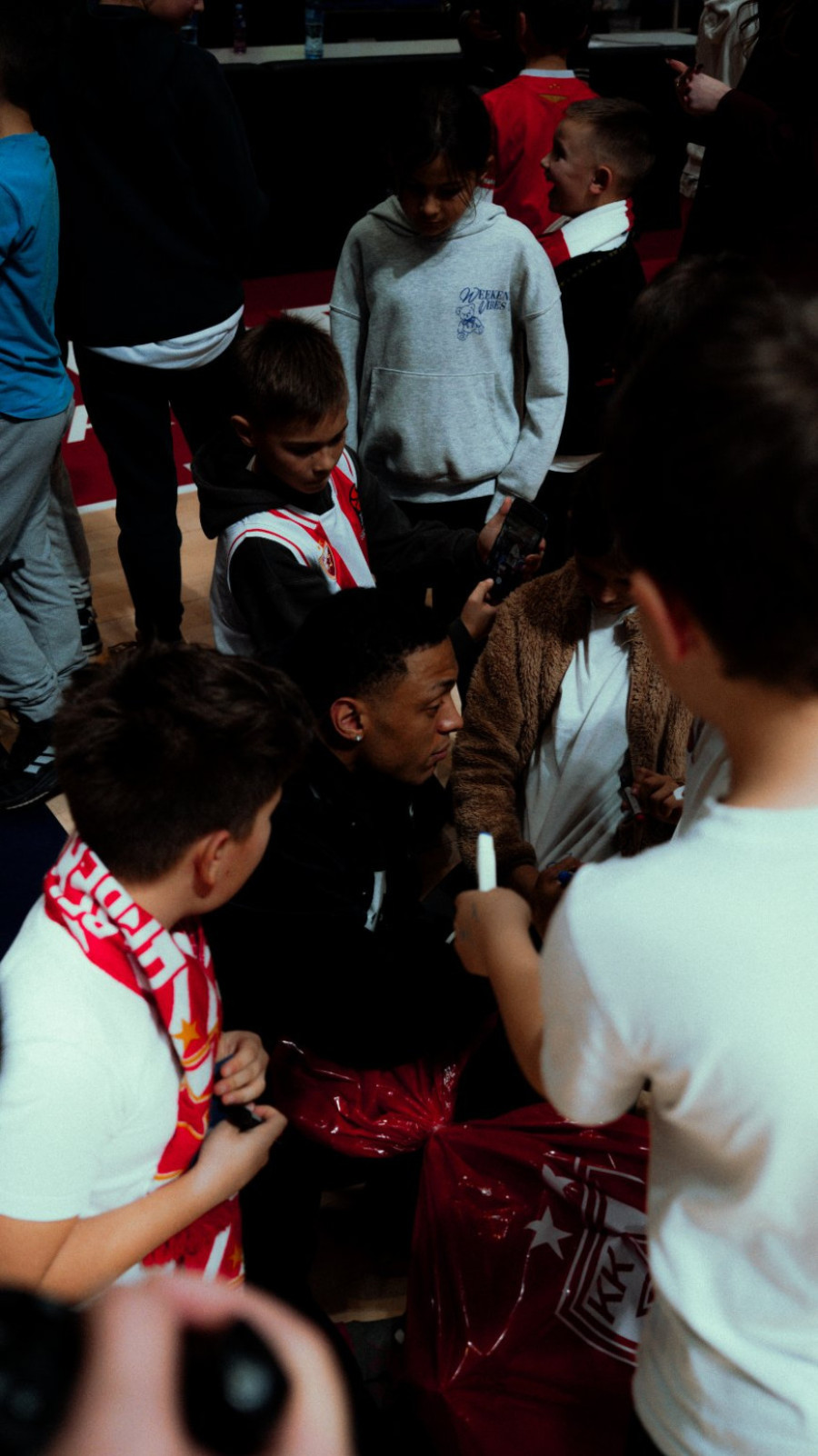 Osmesi na tribinama: Fondacija Meridian i KK Crvena zvezda obradovali najmlađe