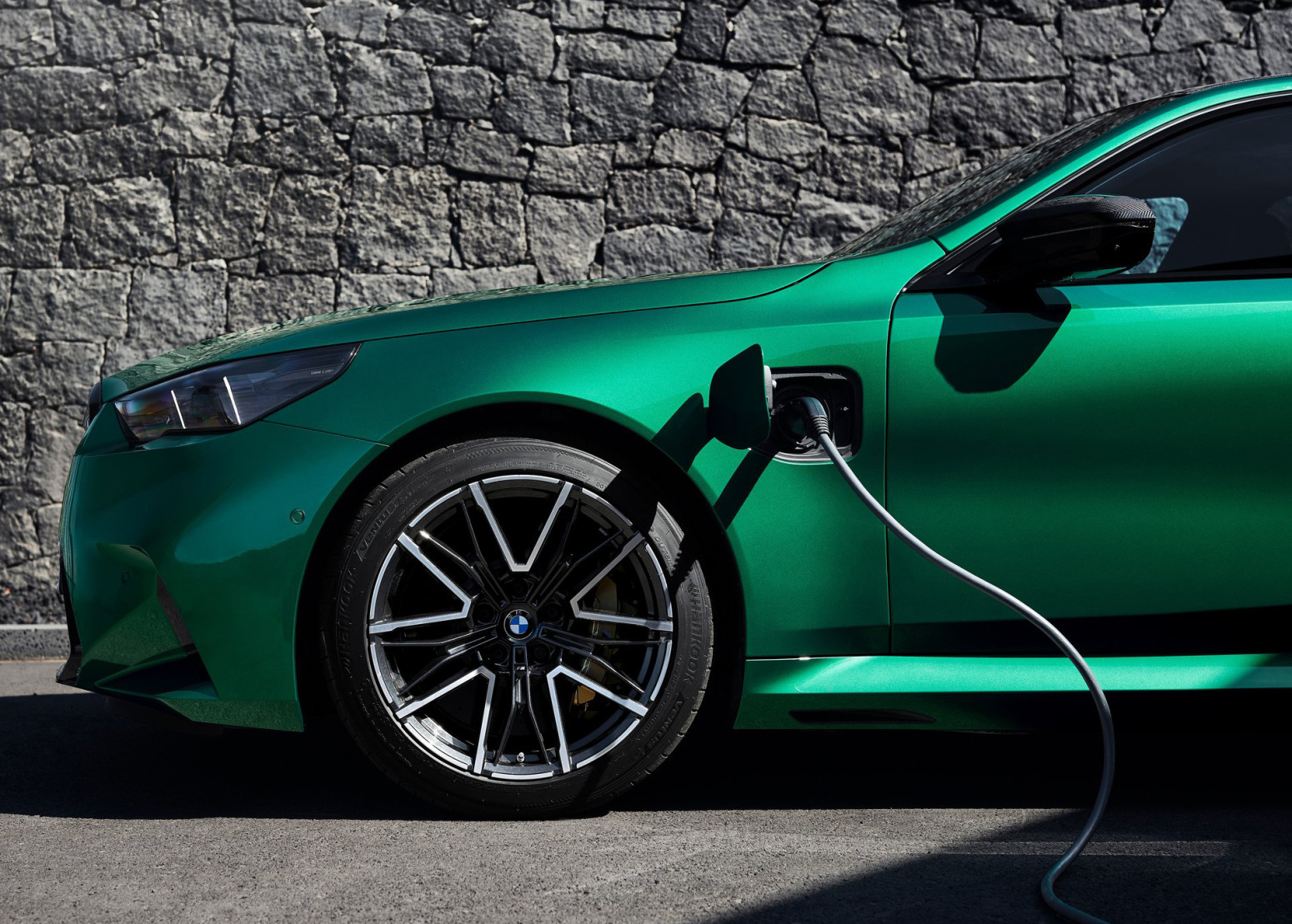 Nova studija: Plug-in hibridi emituju pet puta više CO2 nego što pokazuju testovi