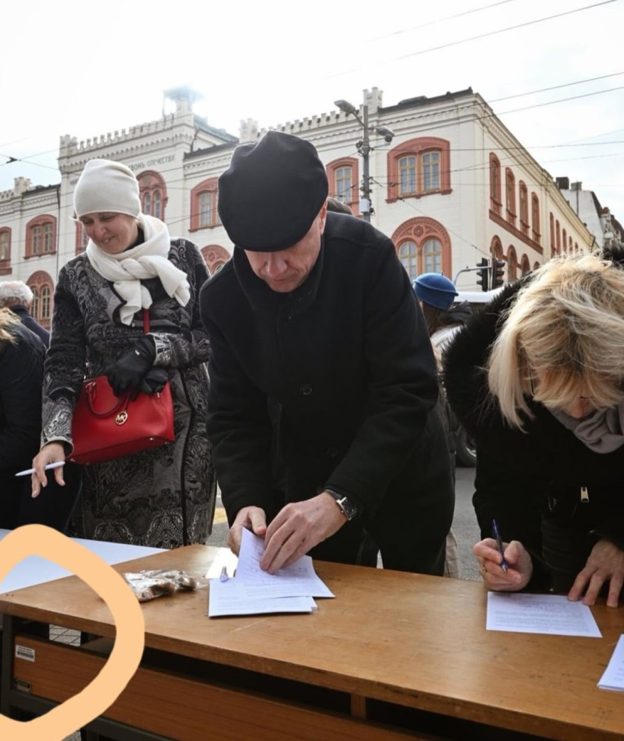 Blokaderi prikupljaju potpise: Na ulice izneli stolove sa fakulteta da bi se bavili politikom FOTO