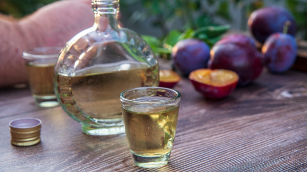 Primarijus upozorio: Svi je pijemo "za probavu", ali rakija zapravo nije lek