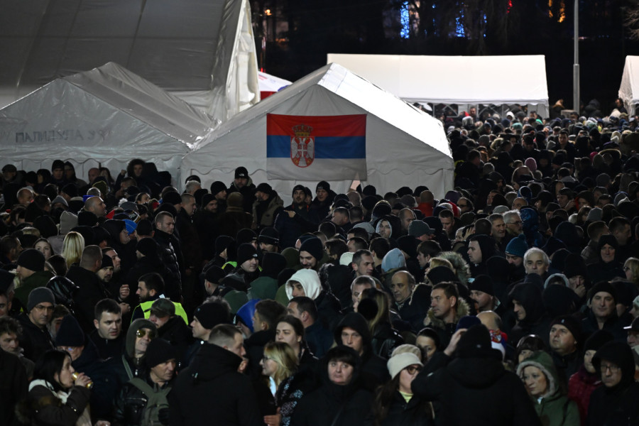 Vučić ispred Skupštine: Borićemo se svi zajedno da pobedi pristojna Srbija; Hteli su nas mrtve i ponižene FOTO