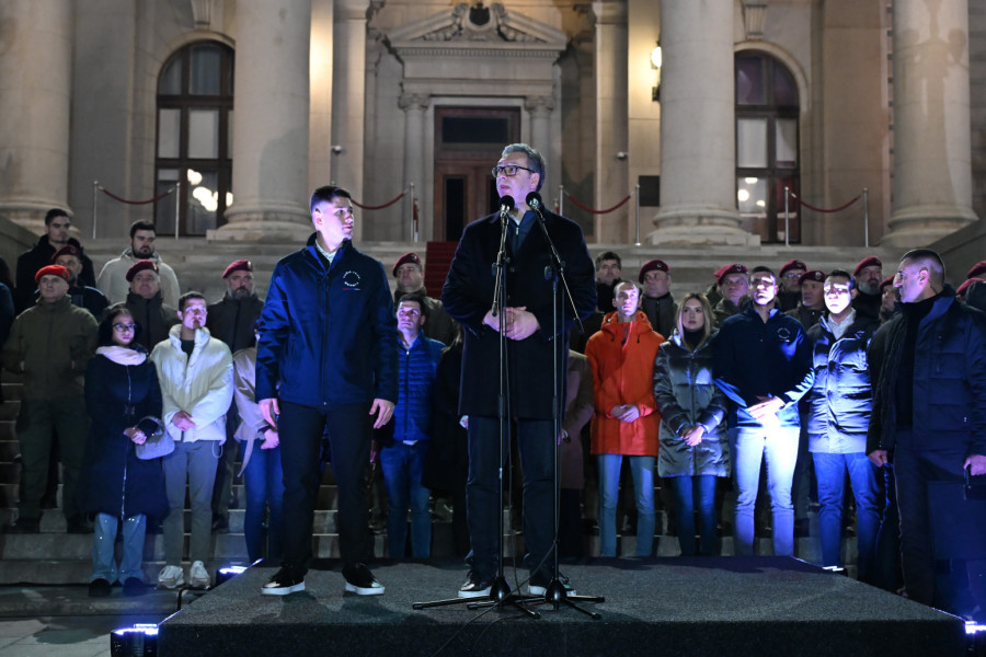 Vučić ispred Skupštine: Borićemo se svi zajedno da pobedi pristojna Srbija; Hteli su nas mrtve i ponižene FOTO