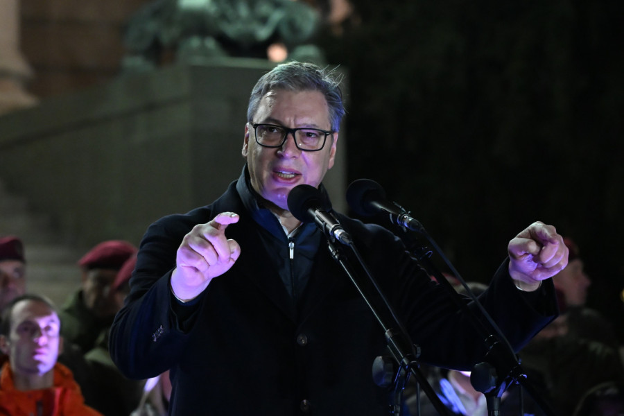 Vučić ispred Skupštine: Borićemo se svi zajedno da pobedi pristojna Srbija; Hteli su nas mrtve i ponižene FOTO