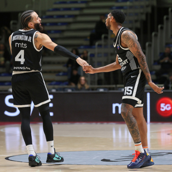 Poluvreme: "Rafalna paljba" Pejna – šest trojki za vođstvo Partizana!