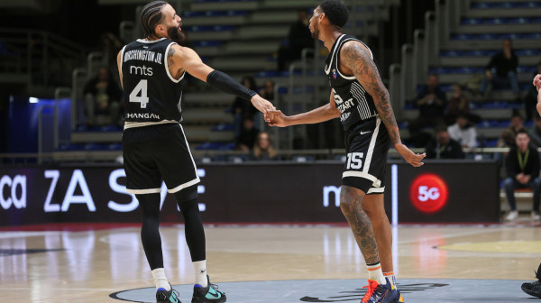 Poluvreme: "Rafalna paljba" Pejna – šest trojki za vođstvo Partizana!