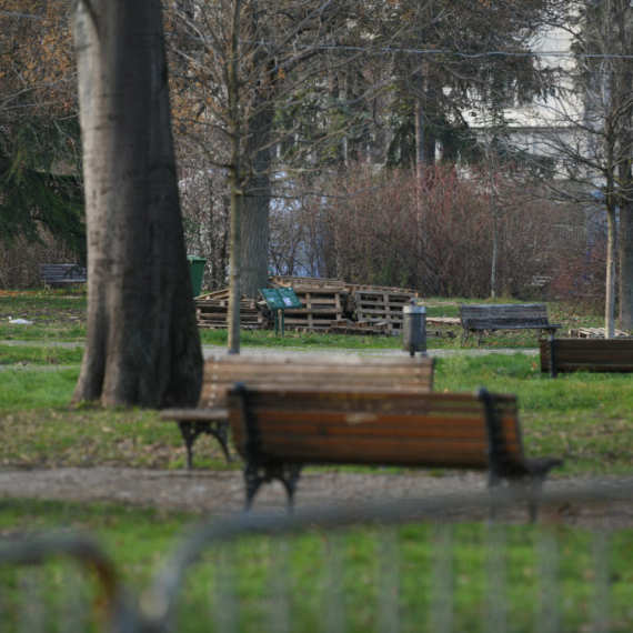 Uklonjeni šatori ispred Skupštine; Postavljaju se objekti za Božićno selo FOTO